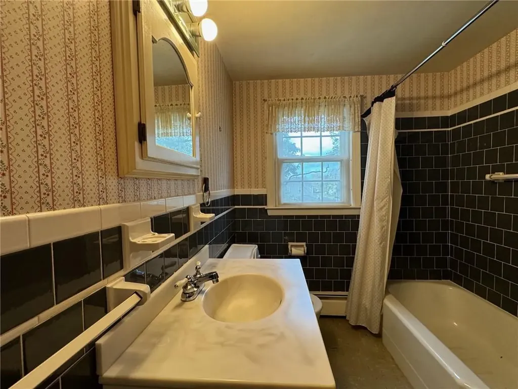 36 Colonial Road Bristol RI 02809