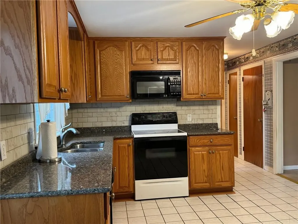 36 Colonial Road Bristol RI 02809