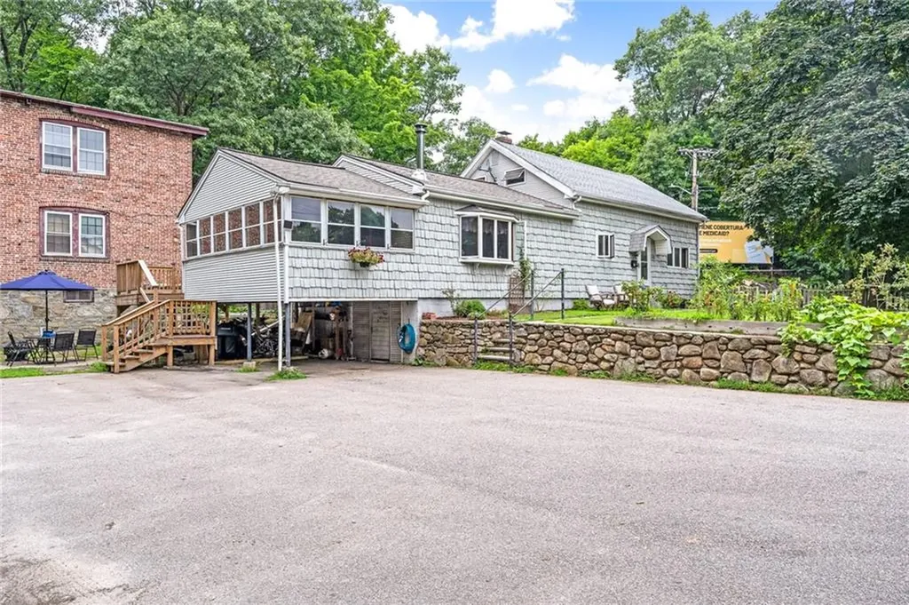 142 Mason Street Woonsocket RI 02895