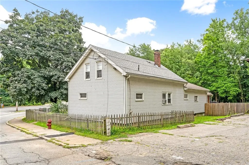 142 Mason Street Woonsocket RI 02895