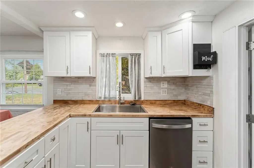 93 Haverhill Avenue Warwick RI 02886