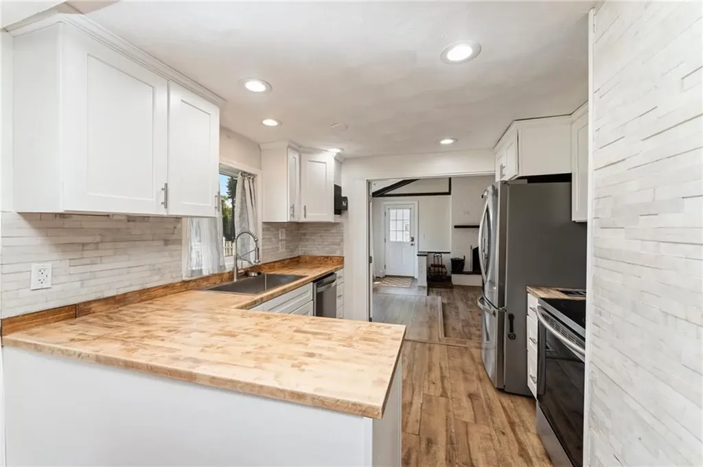 93 Haverhill Avenue Warwick RI 02886