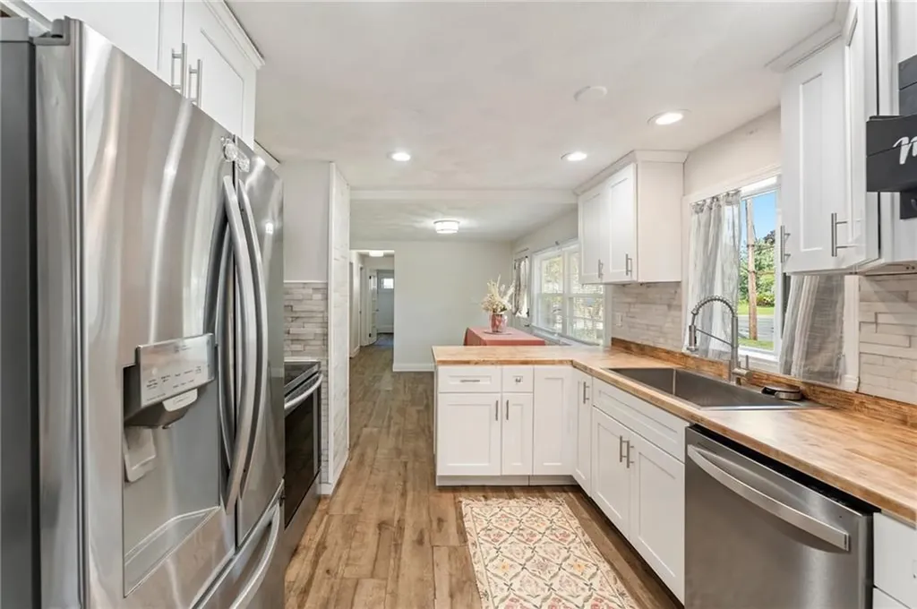 93 Haverhill Avenue Warwick RI 02886
