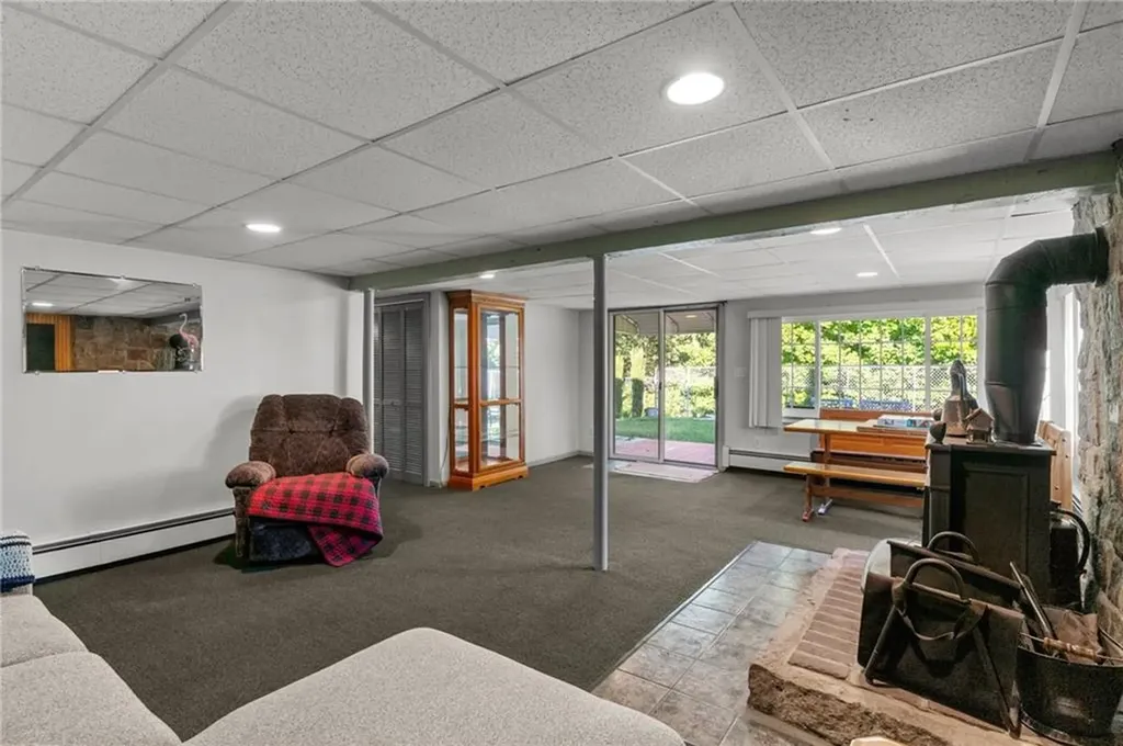 81 Pembroke Lane Coventry RI 02816