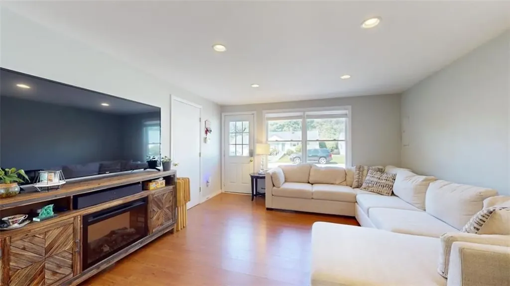 78 Helen Avenue Warwick RI 02886