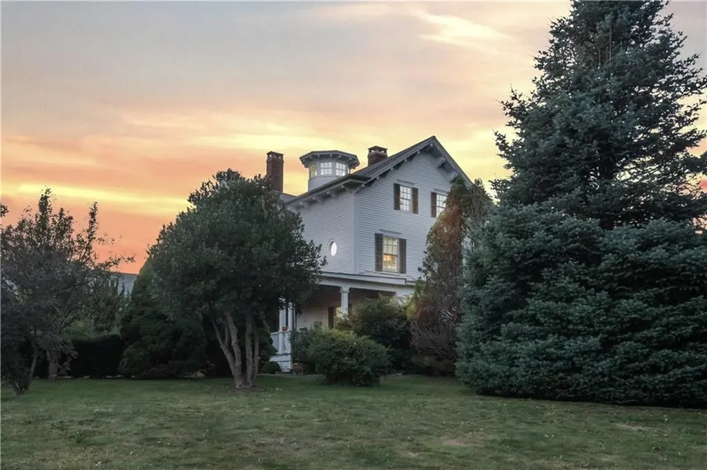 12 Tyler Point Road Barrington RI 02806
