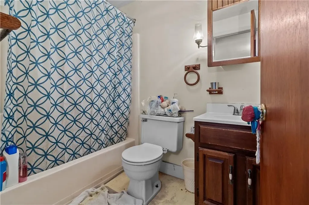 16 Race Street Middletown RI 02842