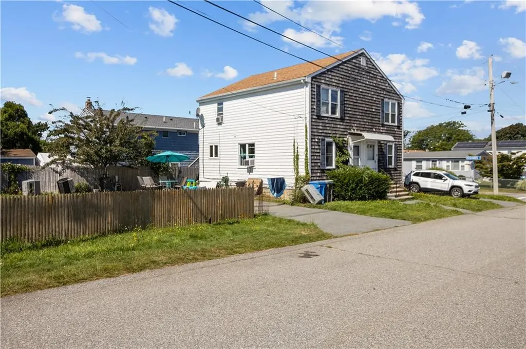 16 Race Street Middletown RI 02842