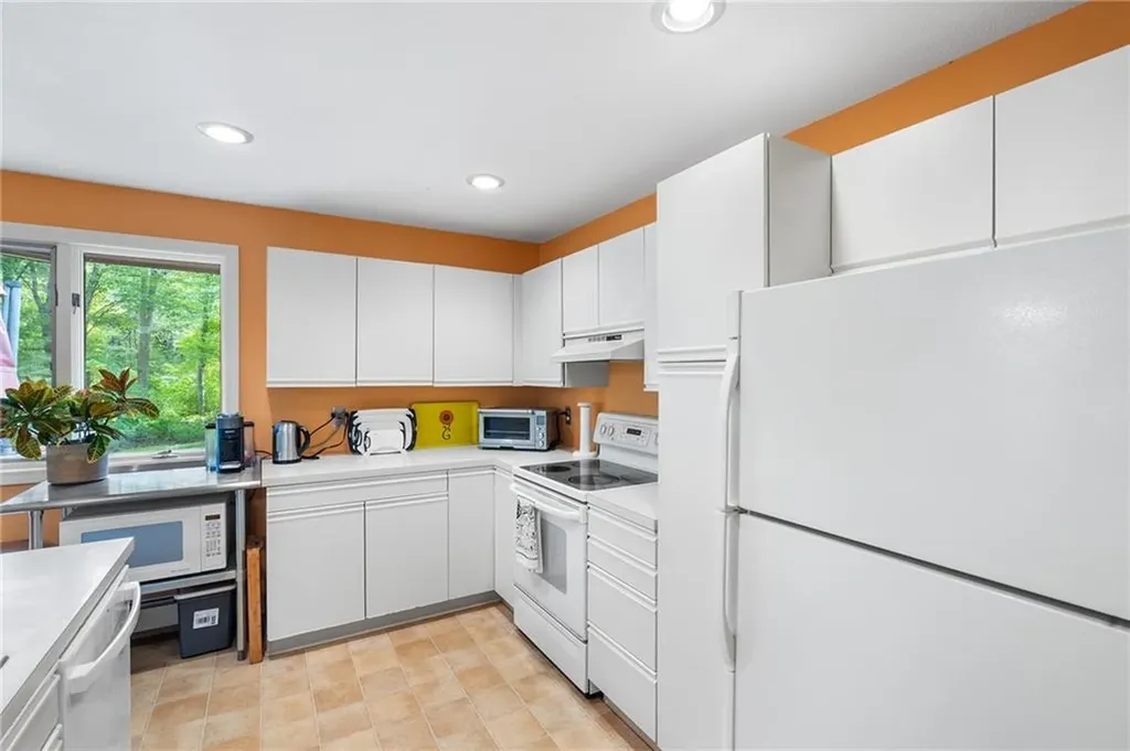 70 Mettatuxet Road Narragansett RI 02882