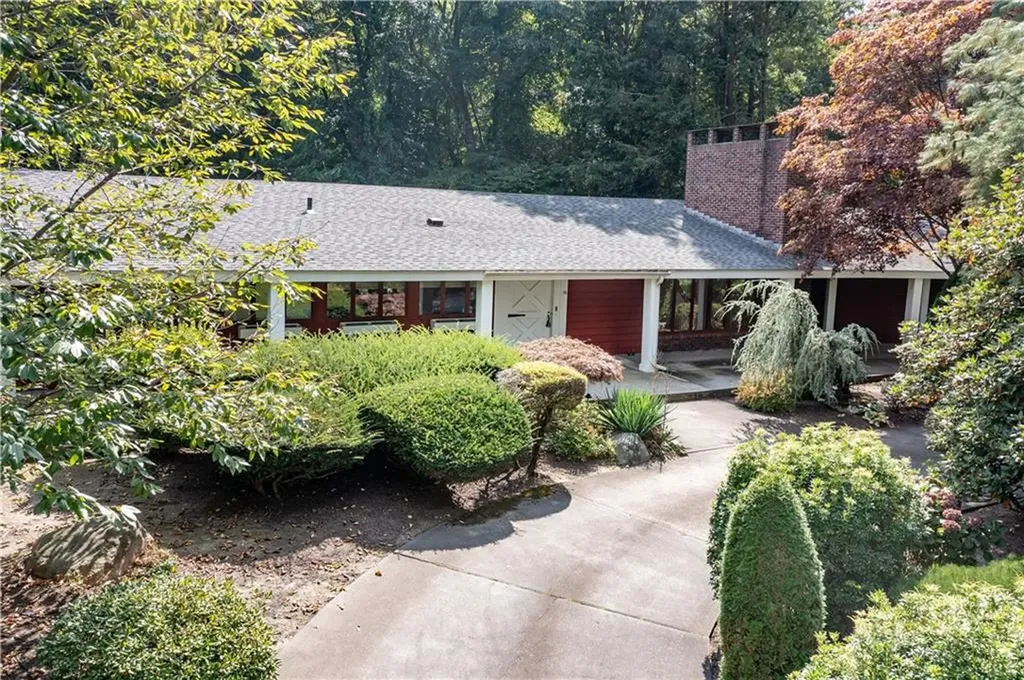 16 East Hill Drive Cranston RI 02920