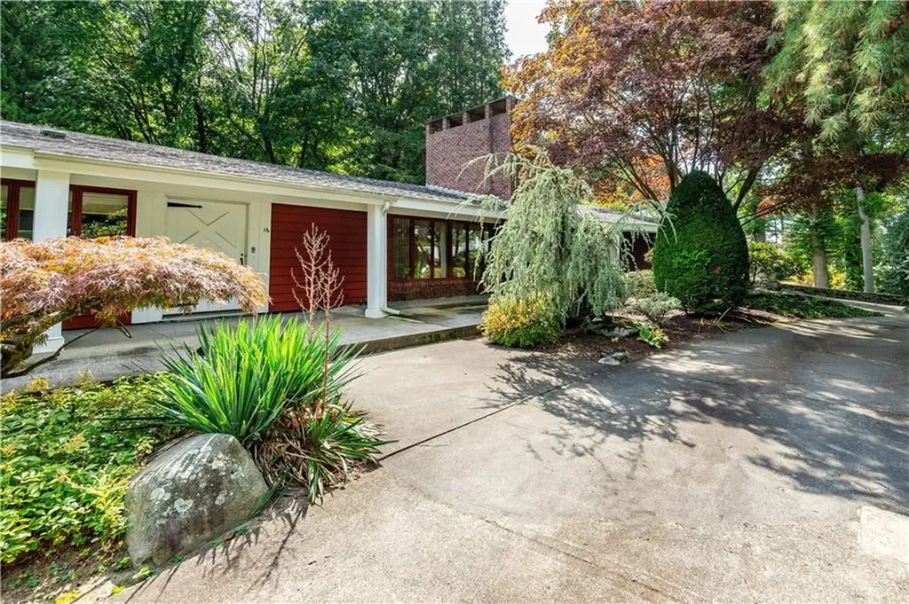 16 East Hill Drive Cranston RI 02920