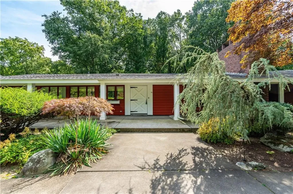 16 East Hill Drive Cranston RI 02920