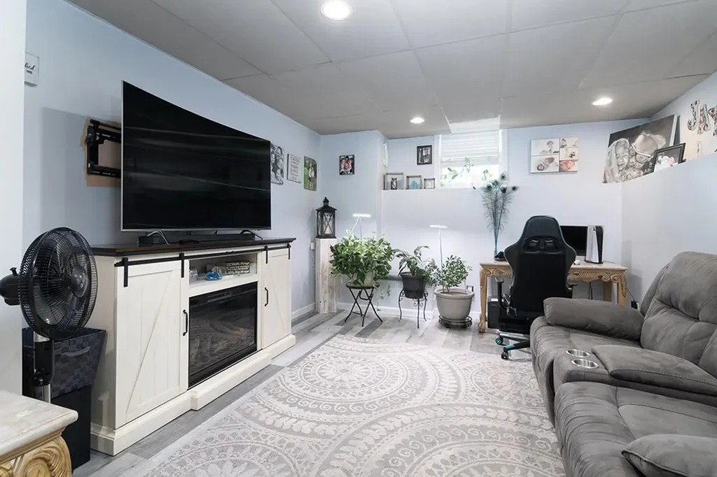 51 Mallory Court Cranston RI 02910