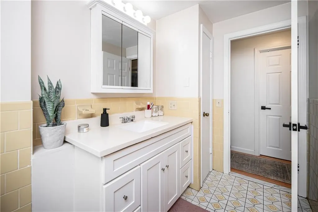 335 Natick Avenue Warwick RI 02886