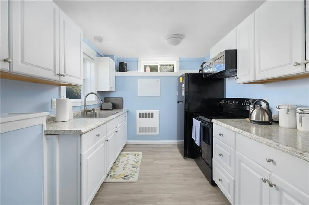 40 Hemlock Avenue Narragansett RI 02882