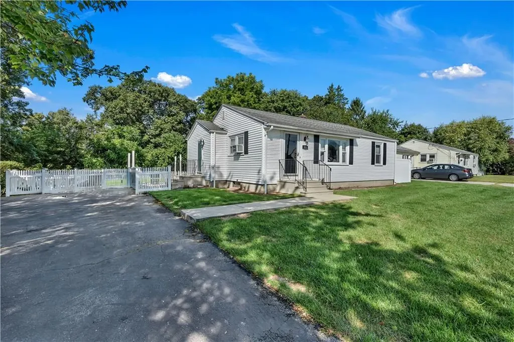 321 Hoxsie Avenue Warwick RI 02889