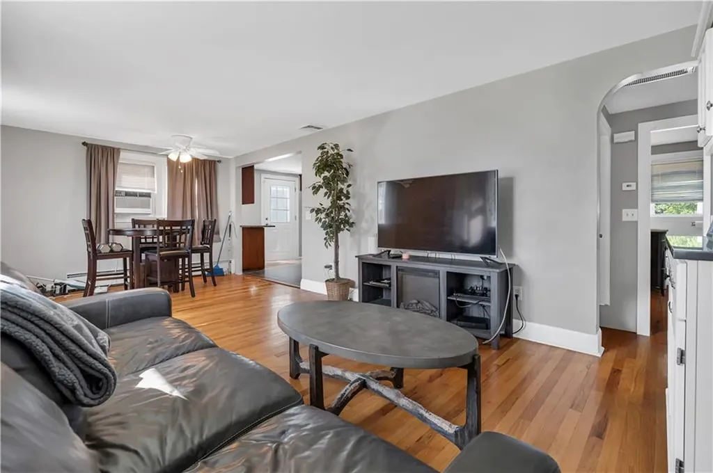 321 Hoxsie Avenue Warwick RI 02889