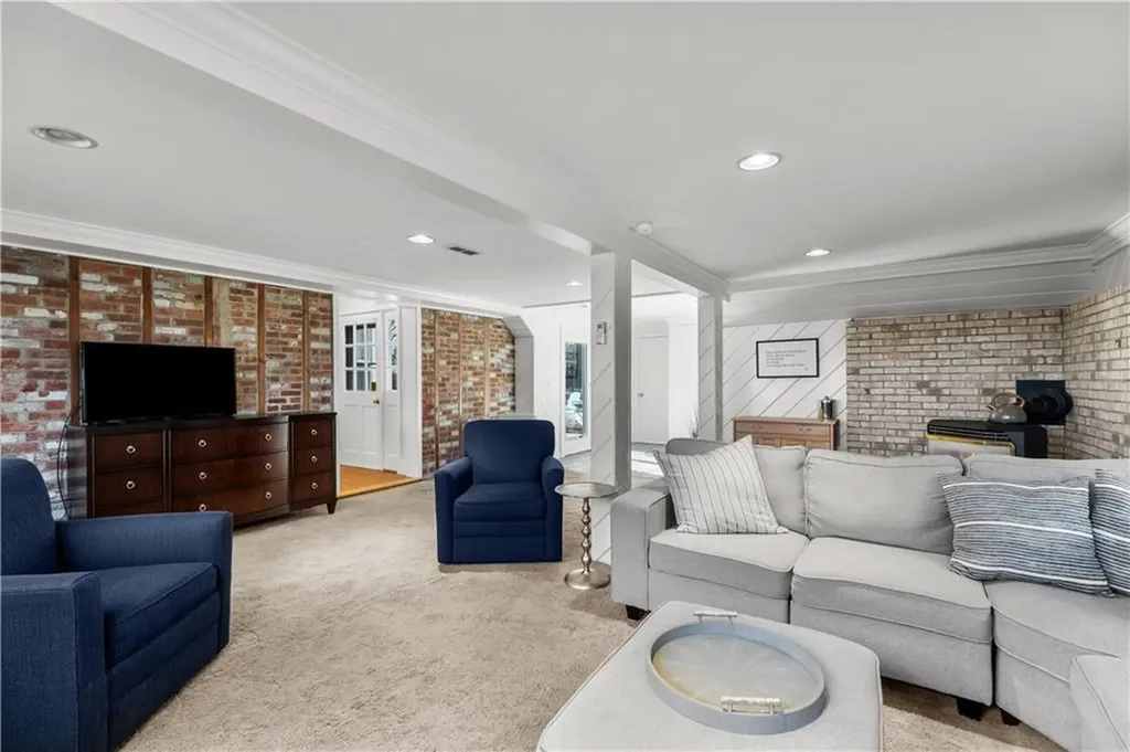 1253 Warwick Neck Avenue Warwick RI 02889