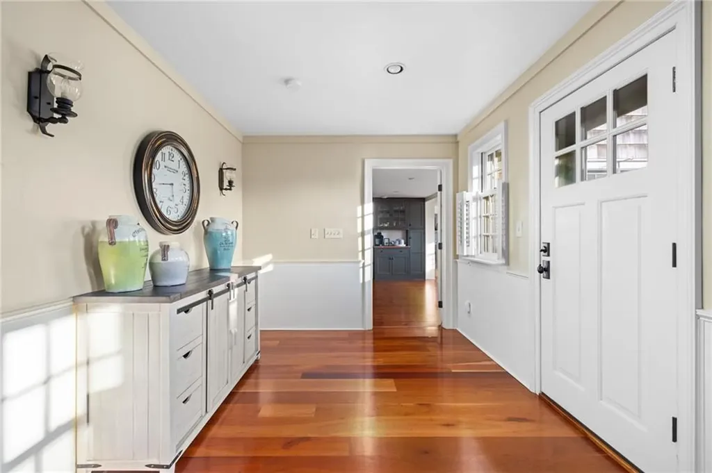 2678 E Main Road Portsmouth RI 02871
