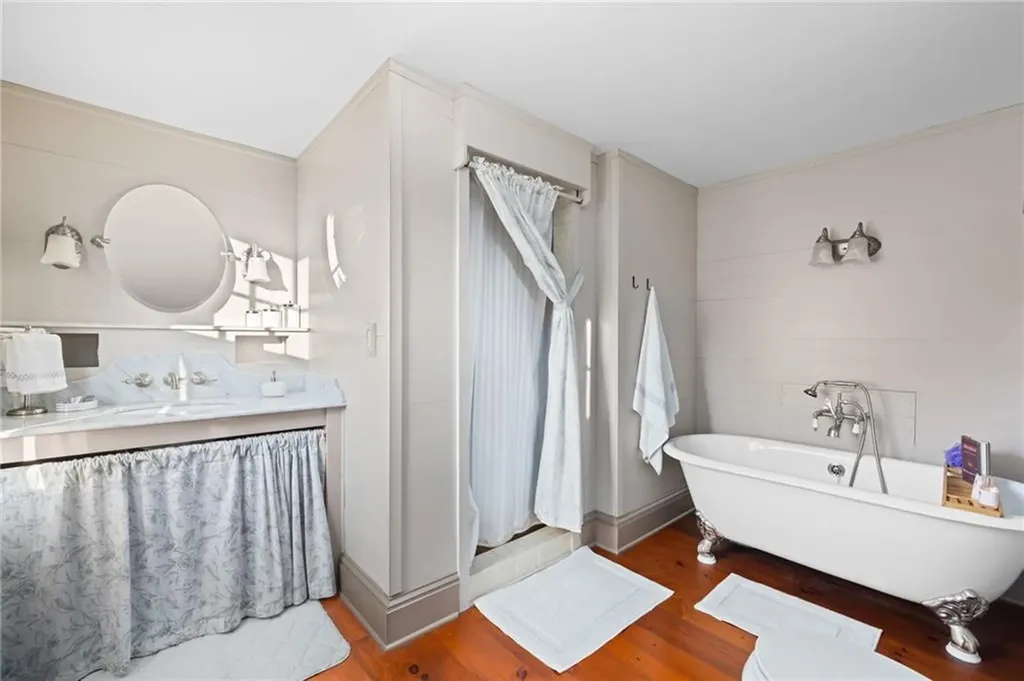 2678 E Main Road Portsmouth RI 02871