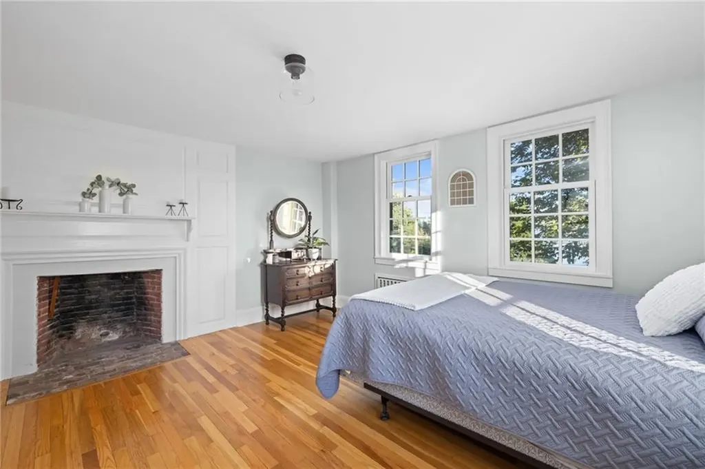 2678 E Main Road Portsmouth RI 02871