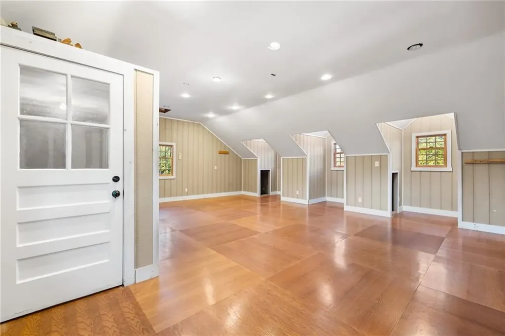 2678 E Main Road Portsmouth RI 02871