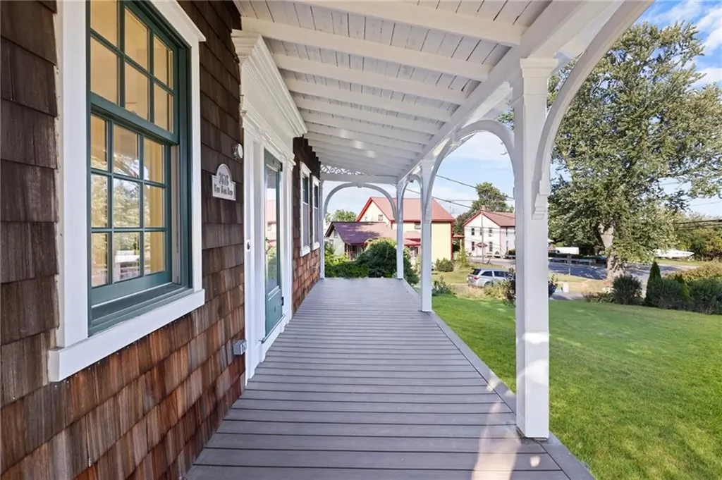 2678 E Main Road Portsmouth RI 02871