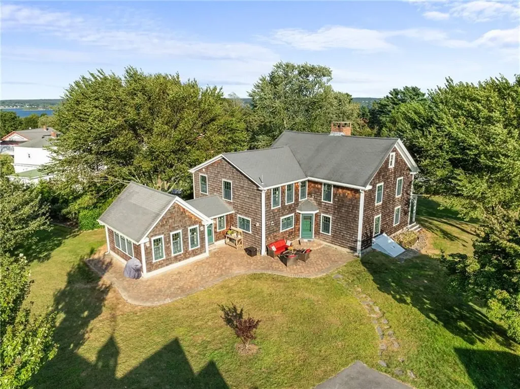 2678 E Main Road Portsmouth RI 02871