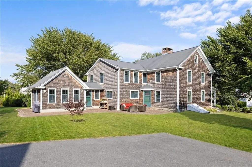 2678 E Main Road Portsmouth RI 02871