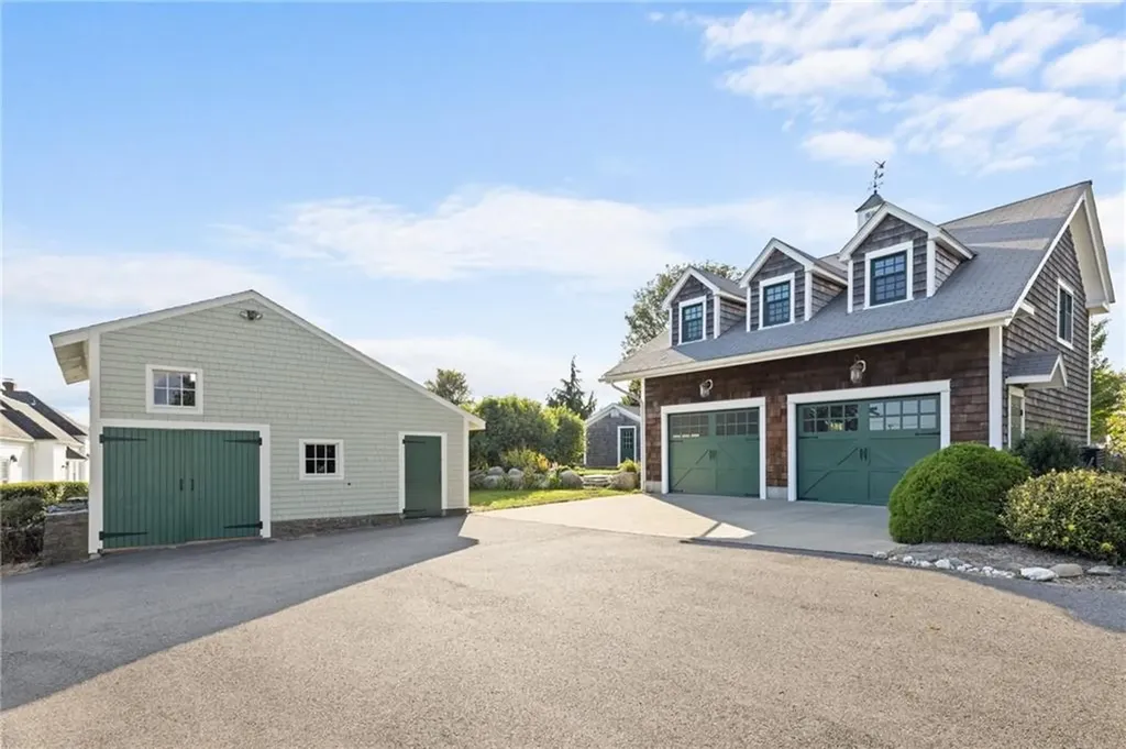 2678 E Main Road Portsmouth RI 02871