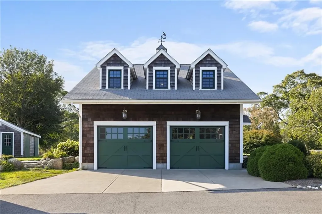2678 E Main Road Portsmouth RI 02871