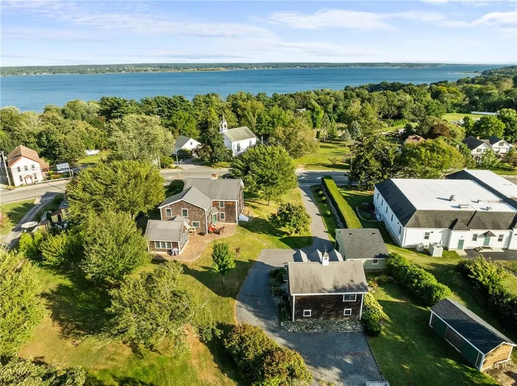 2678 E Main Road Portsmouth RI 02871