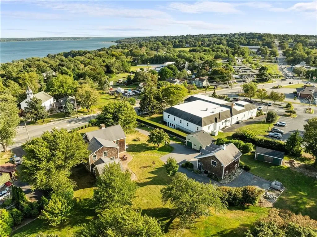 2678 E Main Road Portsmouth RI 02871