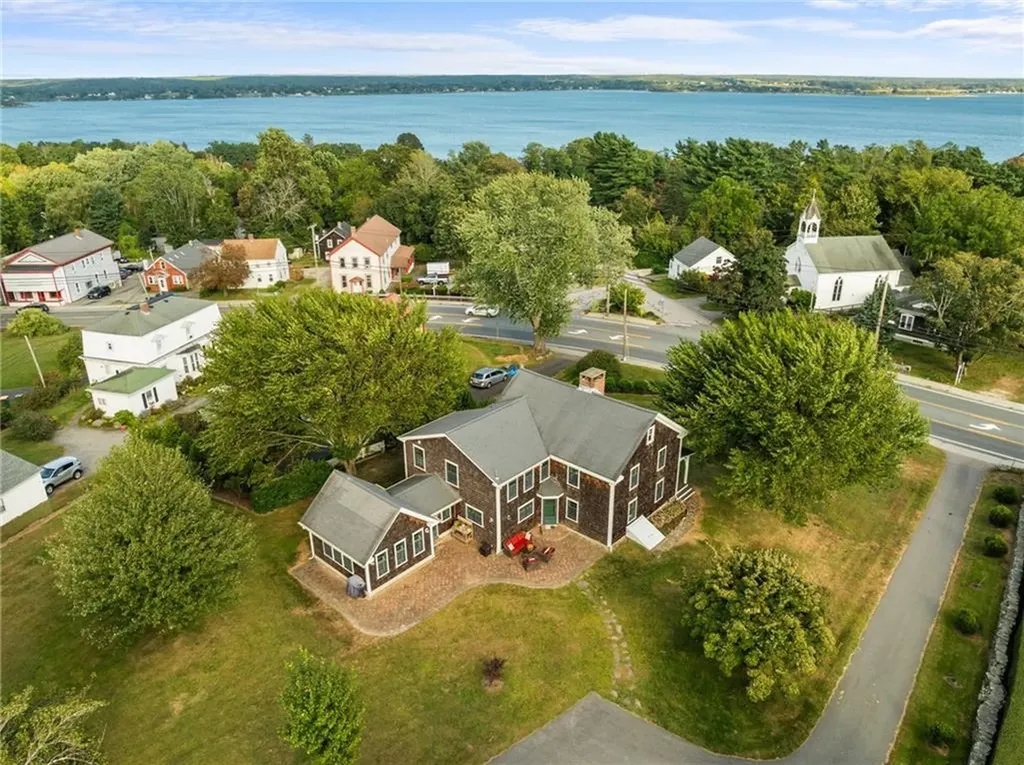 2678 E Main Road Portsmouth RI 02871