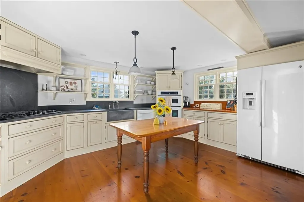 2678 E Main Road Portsmouth RI 02871