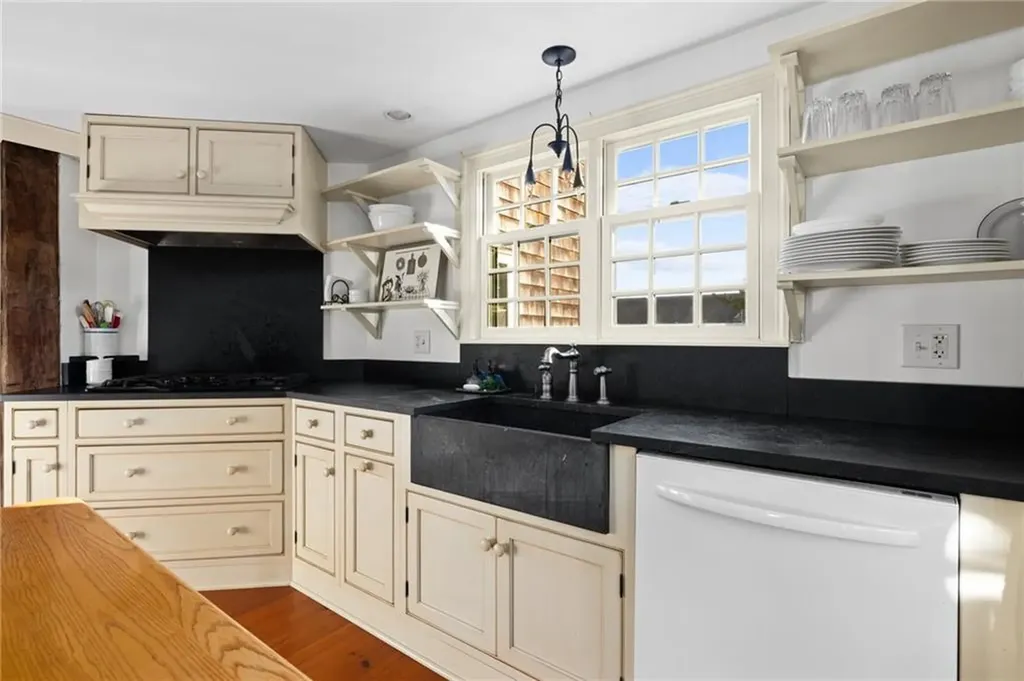 2678 E Main Road Portsmouth RI 02871