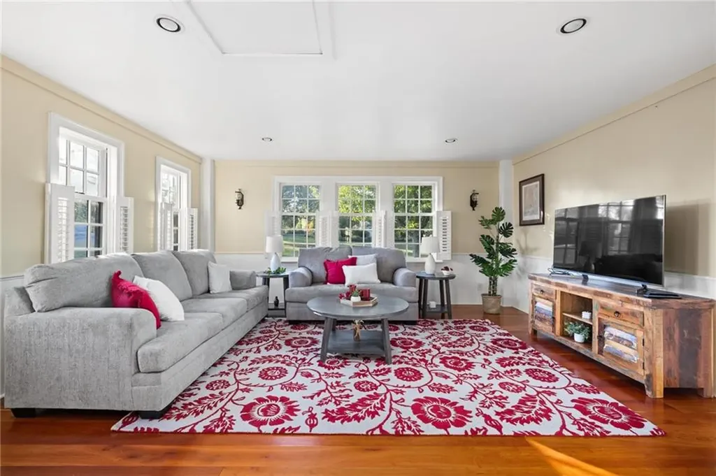 2678 E Main Road Portsmouth RI 02871