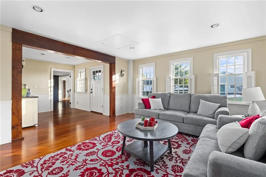2678 E Main Road Portsmouth RI 02871