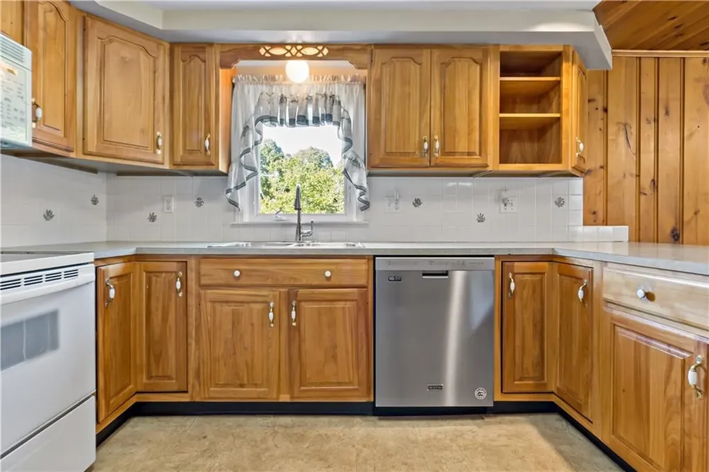 23 Terrace Drive Bristol RI 02809