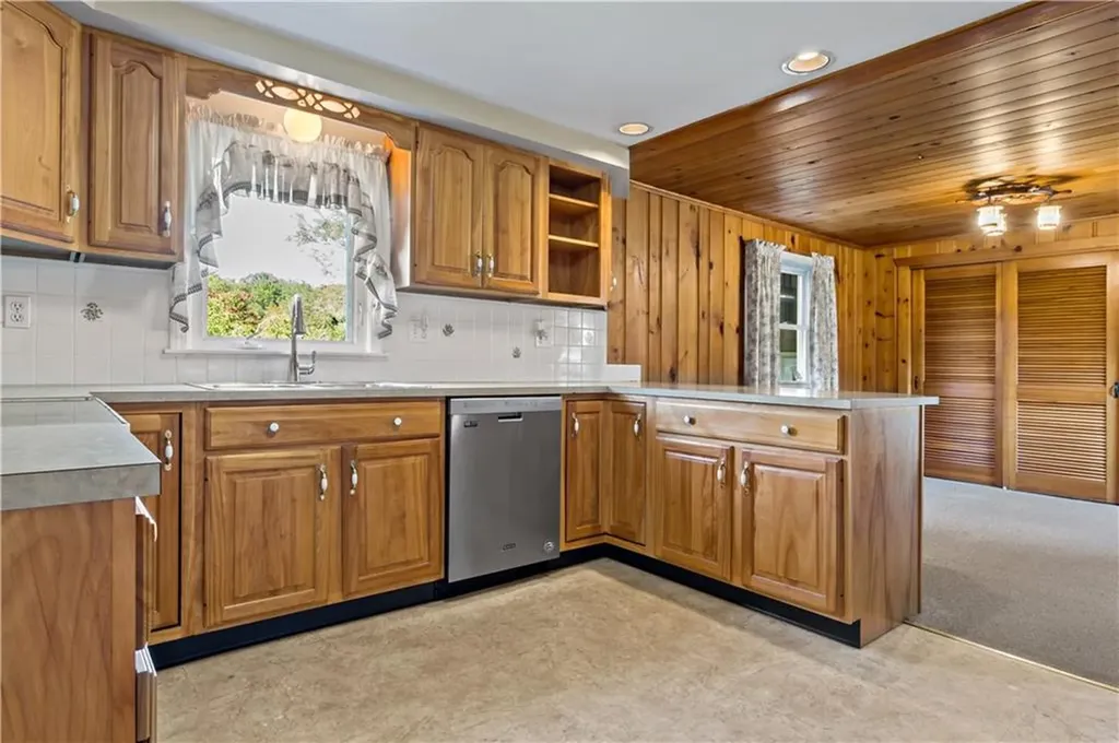 23 Terrace Drive Bristol RI 02809