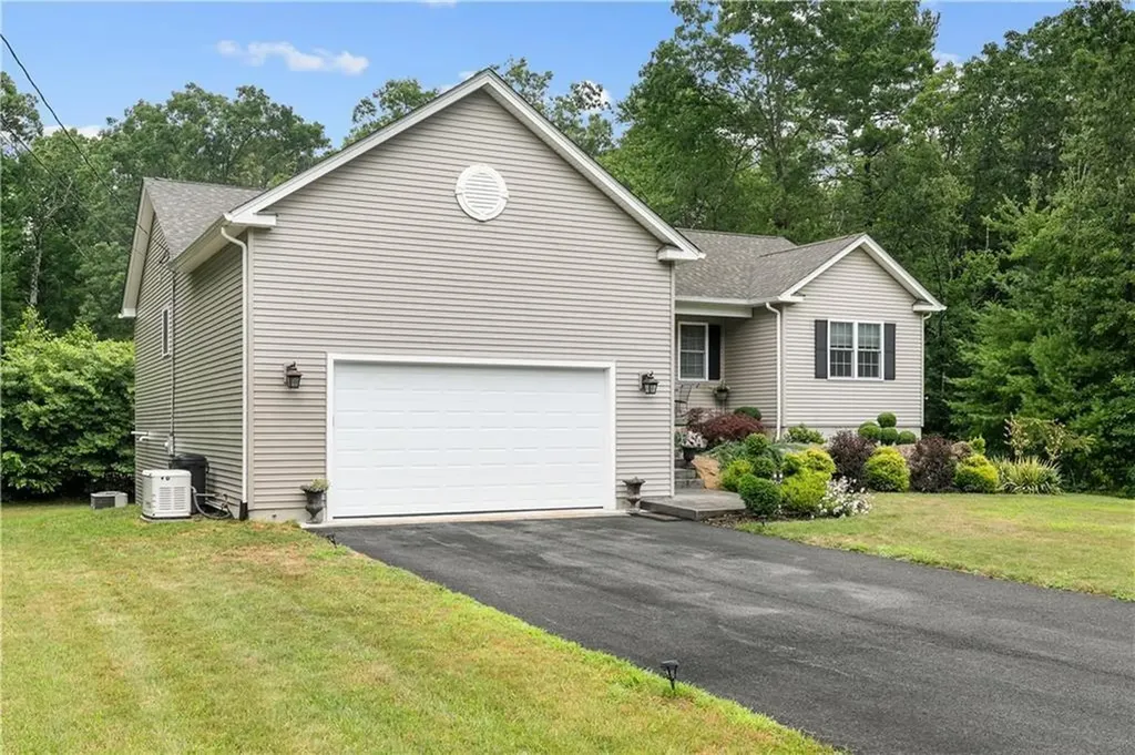 11 Carriage Hill Road Scituate RI 02857