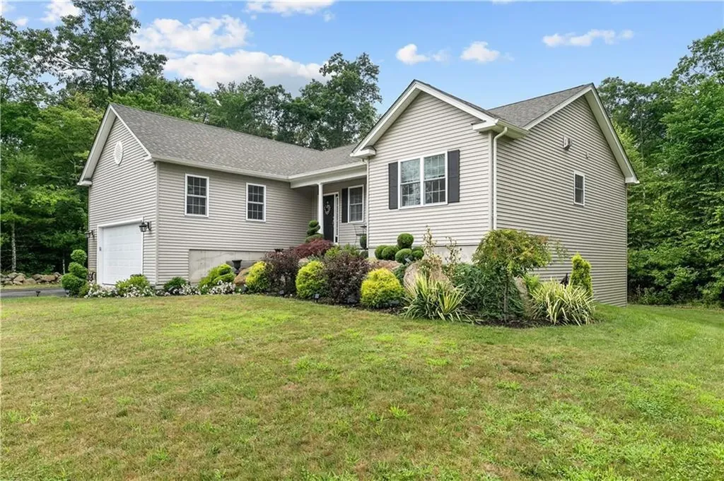 11 Carriage Hill Road Scituate RI 02857