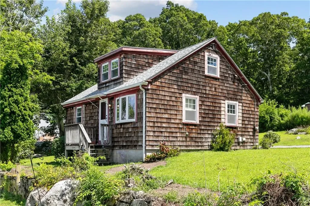 18 Rocky Avenue Tiverton RI 02878