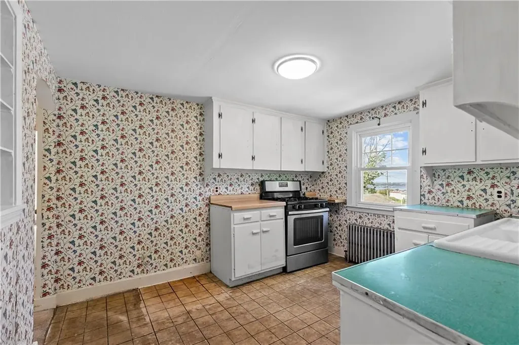 18 Rocky Avenue Tiverton RI 02878
