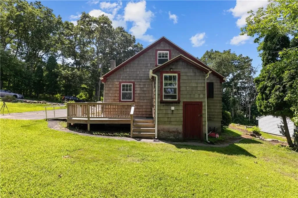 18 Rocky Avenue Tiverton RI 02878