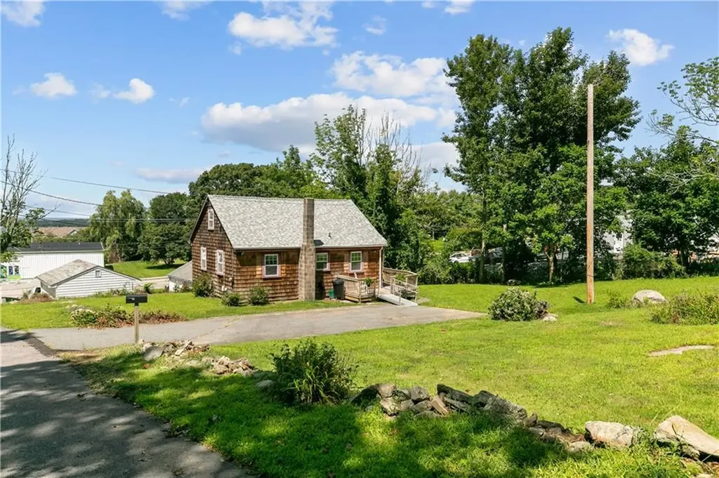 18 Rocky Avenue Tiverton RI 02878