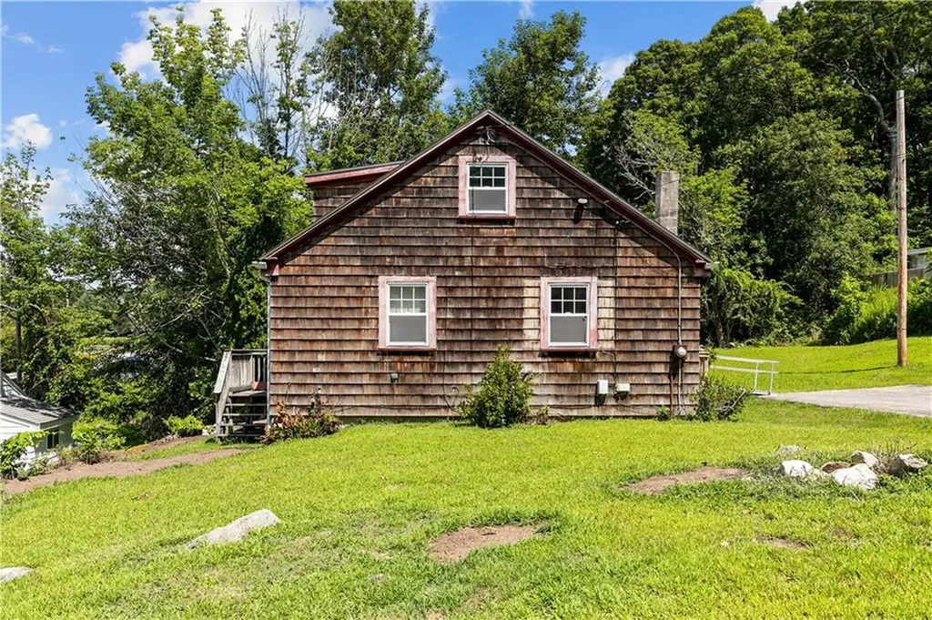 18 Rocky Avenue Tiverton RI 02878