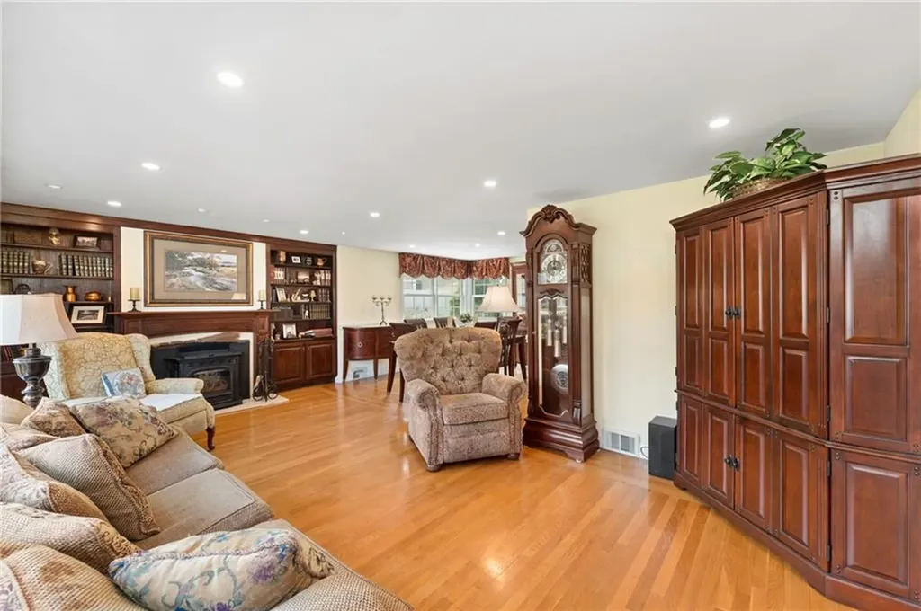 110 Sweetbriar Drive Cranston RI 02920
