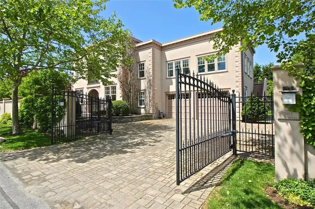 203 Coggeshall Avenue Newport RI 02840