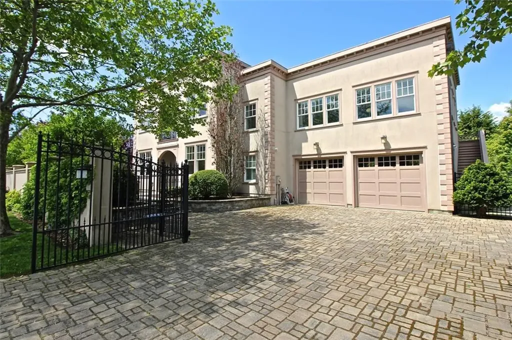 203 Coggeshall Avenue Newport RI 02840